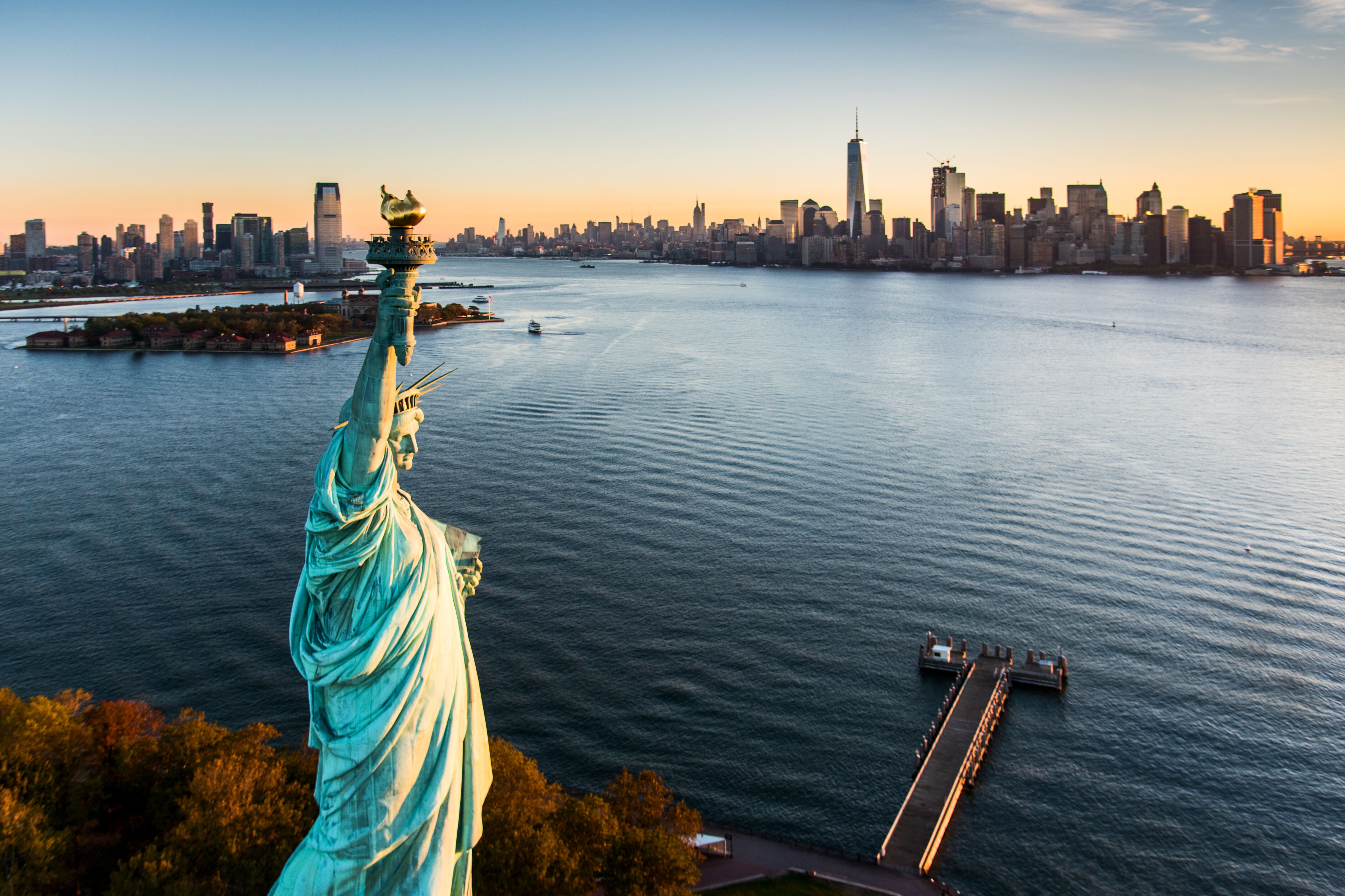 Die Freiheitsstatue vor der Skyline New Yorks