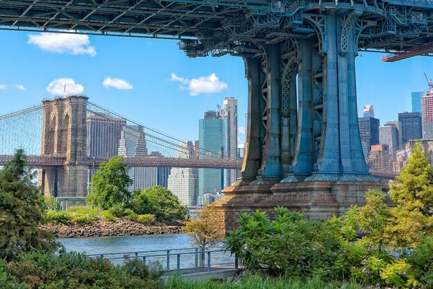 Die Manhattan Bridge mit Blick auf die Skyline von New York Die Manhattan Bridge mit Blick auf die Skyline von New York