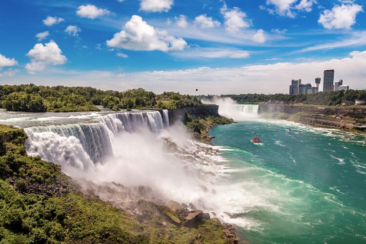 Blick auf die atemberaubenden Niagara Falls in New York