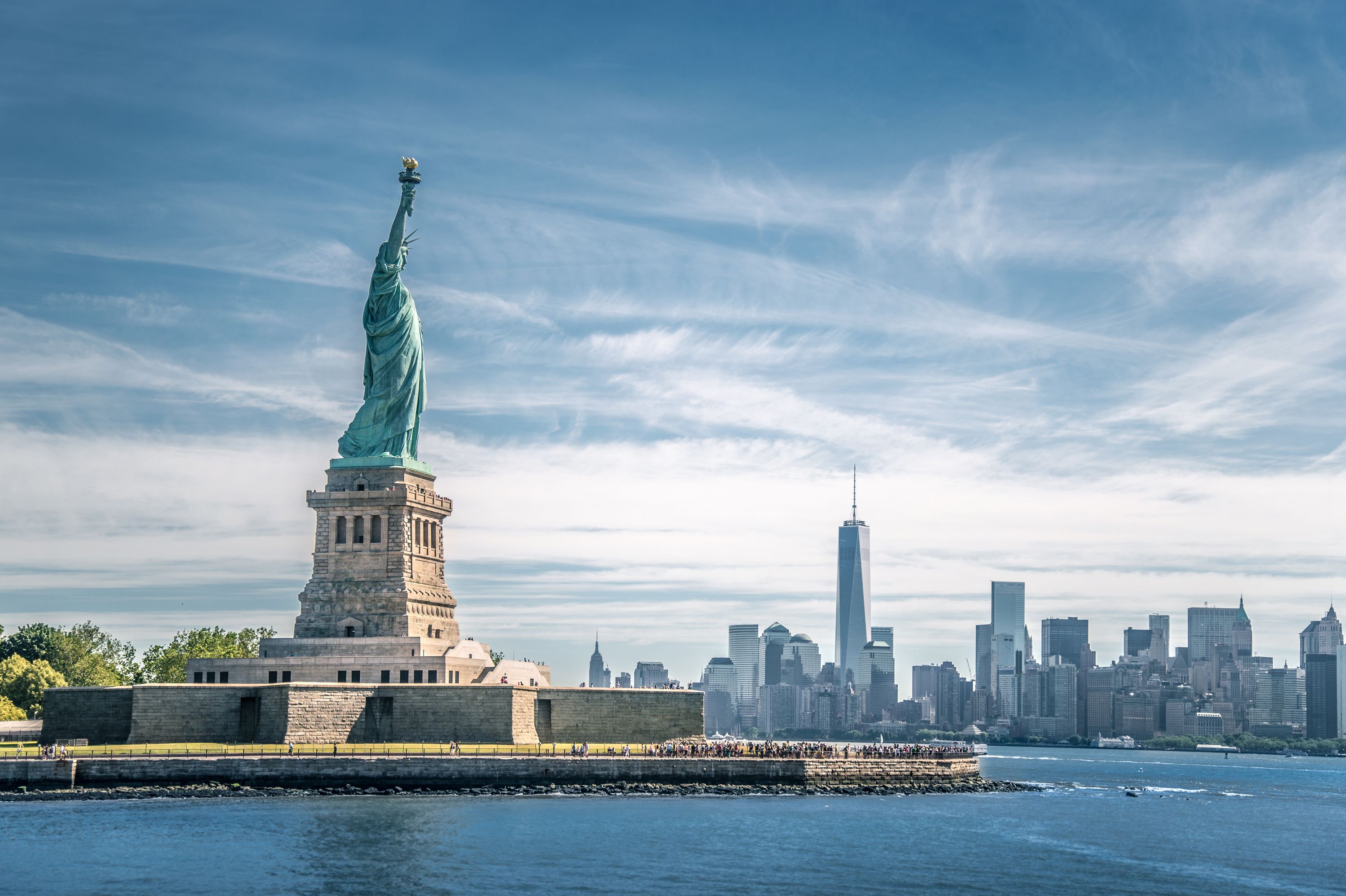 Die Freiheitsstatue mit der Manhattaner Skyline im Hintergrund