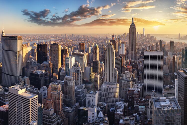 Skyline von New York in goldenes Sonnenlicht getaucht
