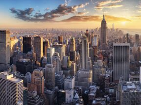 Skyline von New York in goldenes Sonnenlicht getaucht
