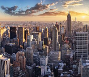 Skyline von New York in goldenes Sonnenlicht getaucht