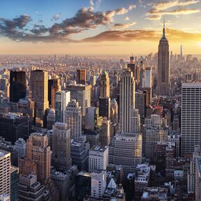 Skyline von New York in goldenes Sonnenlicht getaucht