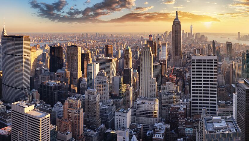 Skyline von New York in goldenes Sonnenlicht getaucht Skyline von New York in goldenes Sonnenlicht getaucht