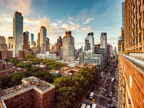 Skyline von New York bei Sonnenuntergang von oben