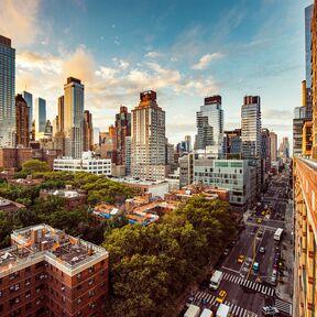 Skyline von New York bei Sonnenuntergang von oben