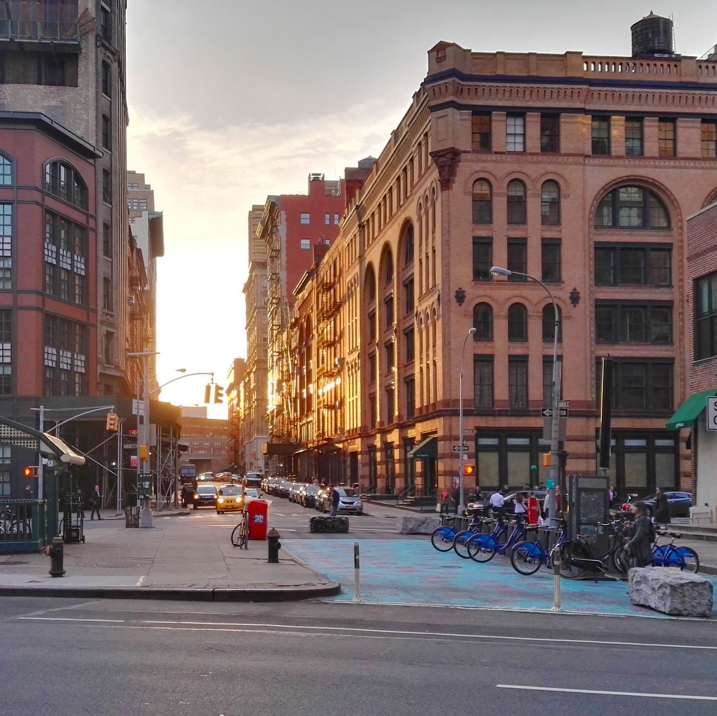 Sonnenuntergang am West Broadway, Manhattan, New York