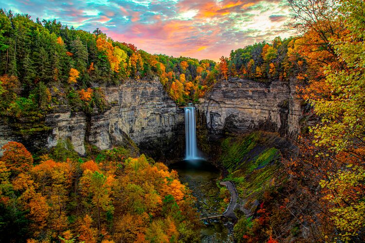 Taughannock Falls State Park in New York in Herbstfarben getaucht