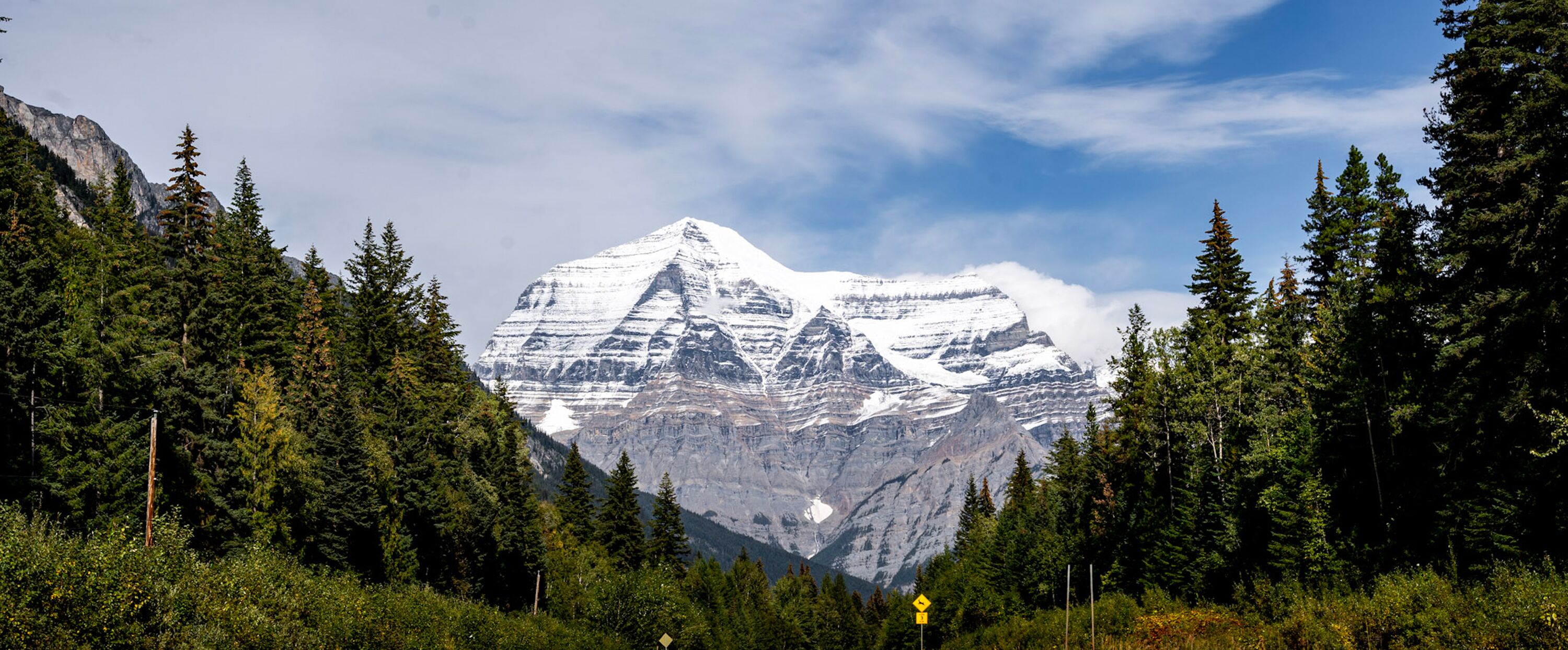Highway 16 mit Mount Robson im Hintergrund