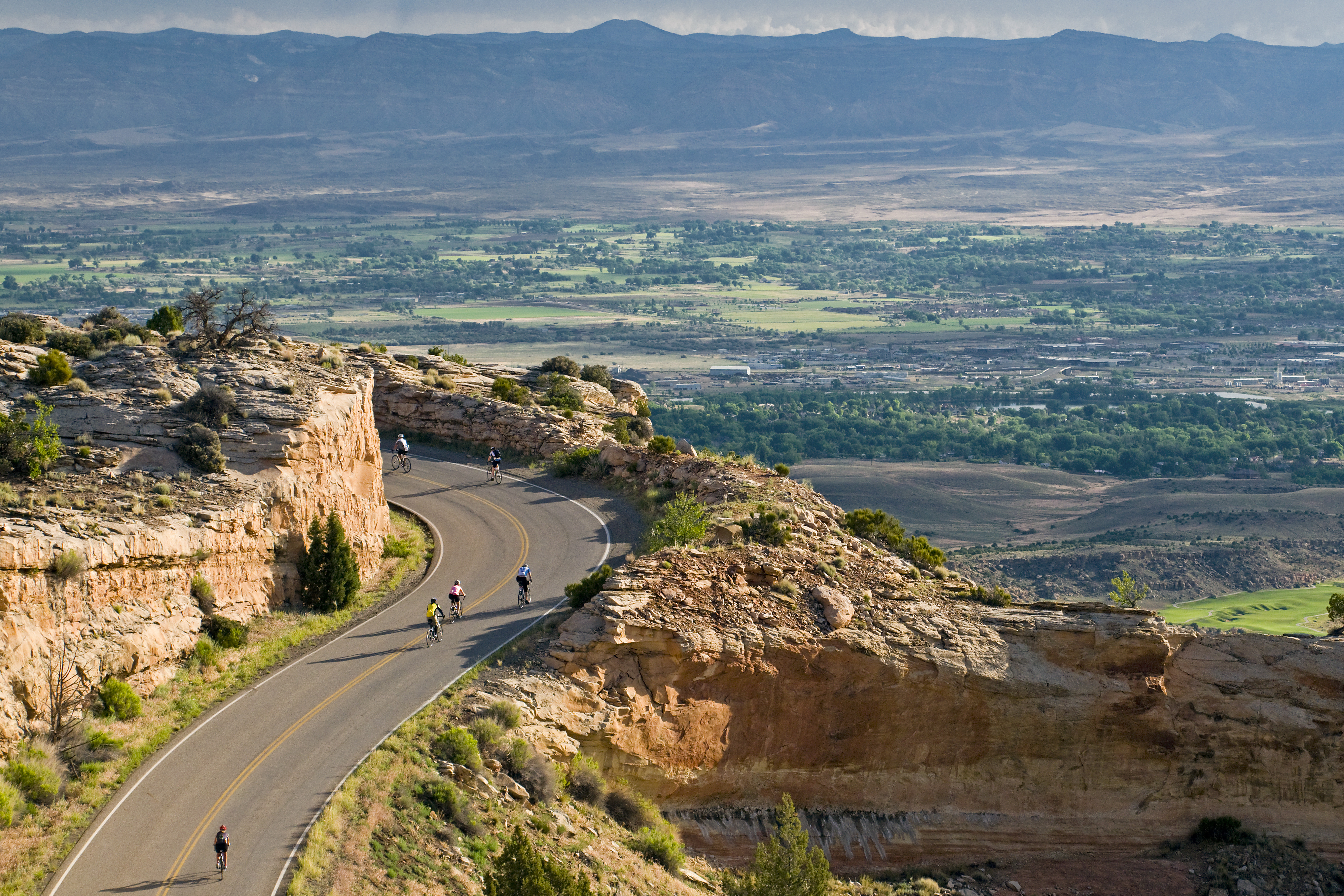 regionen/usa/rocky-mountain-staaten/allgemein/road-biking-colorado-national-monument-photo-credit-grand-junction-visitor-convention-bureau