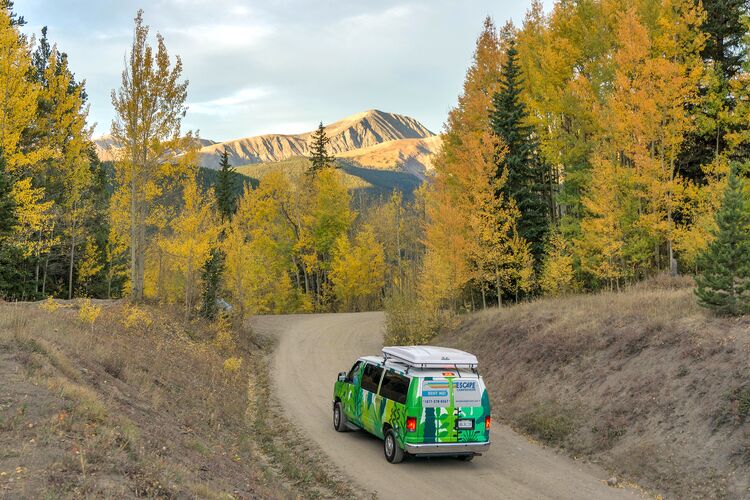 Mit einem Camper von Escape durch den Boreas Pass, Colorado