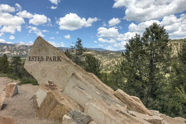 Das Eingangsschild des Estes Parks am Highway 36 in Colorado Das Eingangsschild des Estes Parks am Highway 36 in Colorado