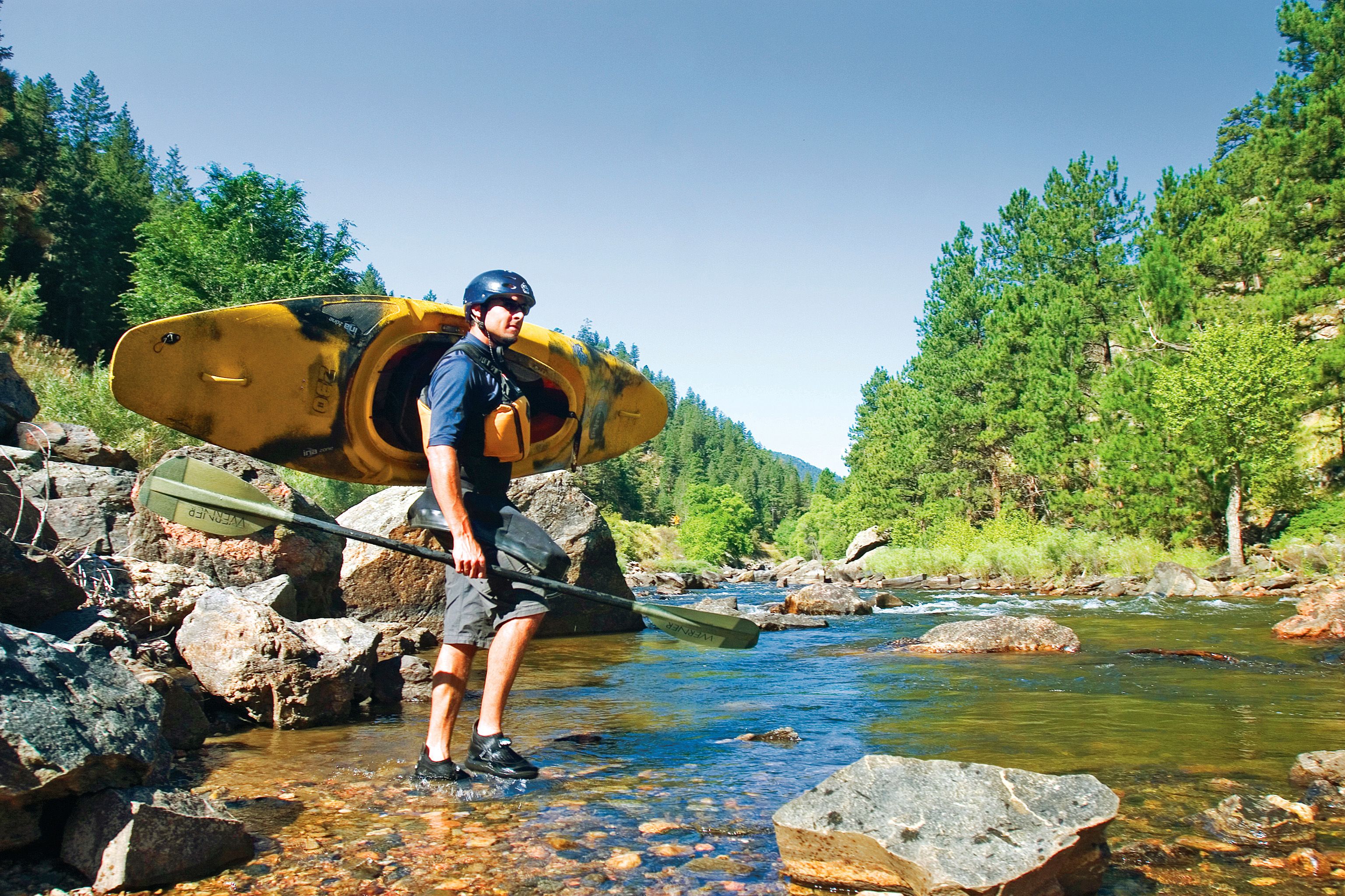 Ein Kayakfahrer im Cache la Poudre River bei Fort Collins, Colorado