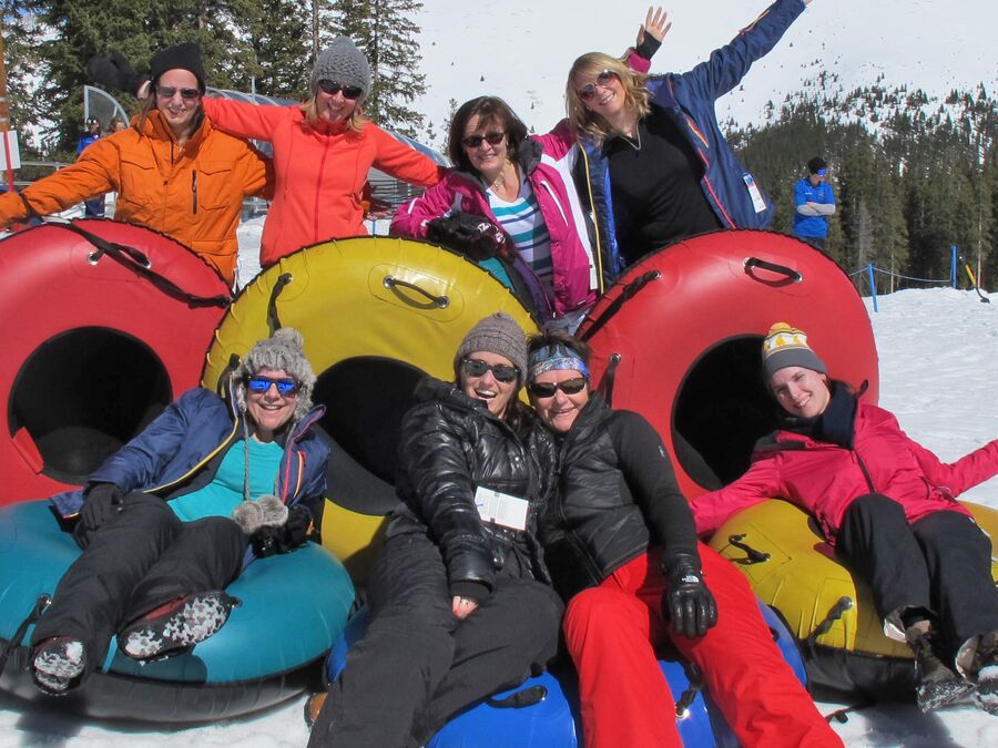 Canusa Team beim Reifenrutschen in Vail, Colorado