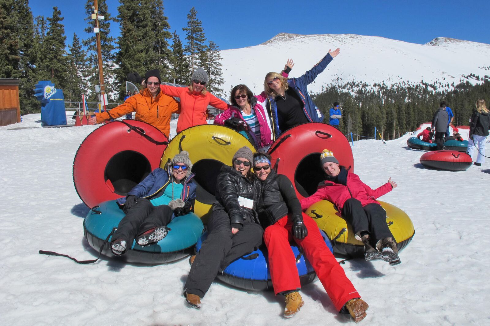 Canusa Team beim Reifenrutschen in Vail, Colorado