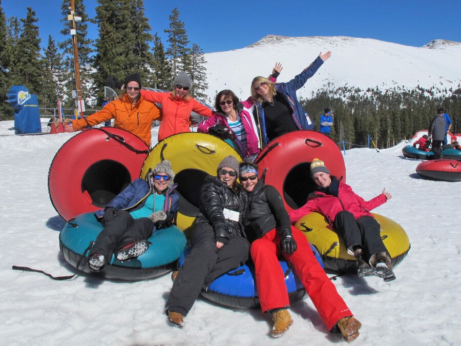 Canusa Team beim Reifenrutschen in Vail, Colorado