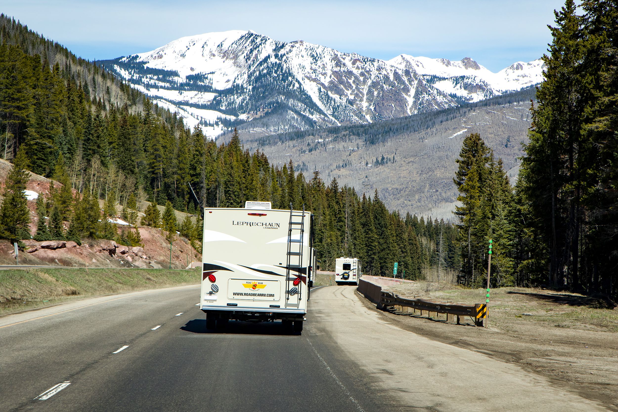 Roadbear Camper auf den Straßen von Colorado