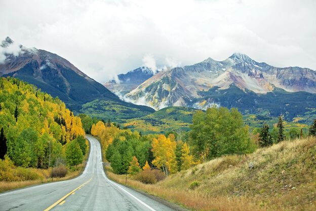Eine Straße führt durch die Gemeinde Telluride, Colorado Eine Straße führt durch die Gemeinde Telluride, Colorado