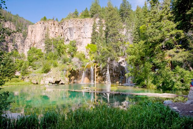 Bei einer Wanderung diese atemberaubende Oase, den Hanging Lake, entdecken Bei einer Wanderung diese atemberaubende Oase, den Hanging Lake, entdecken