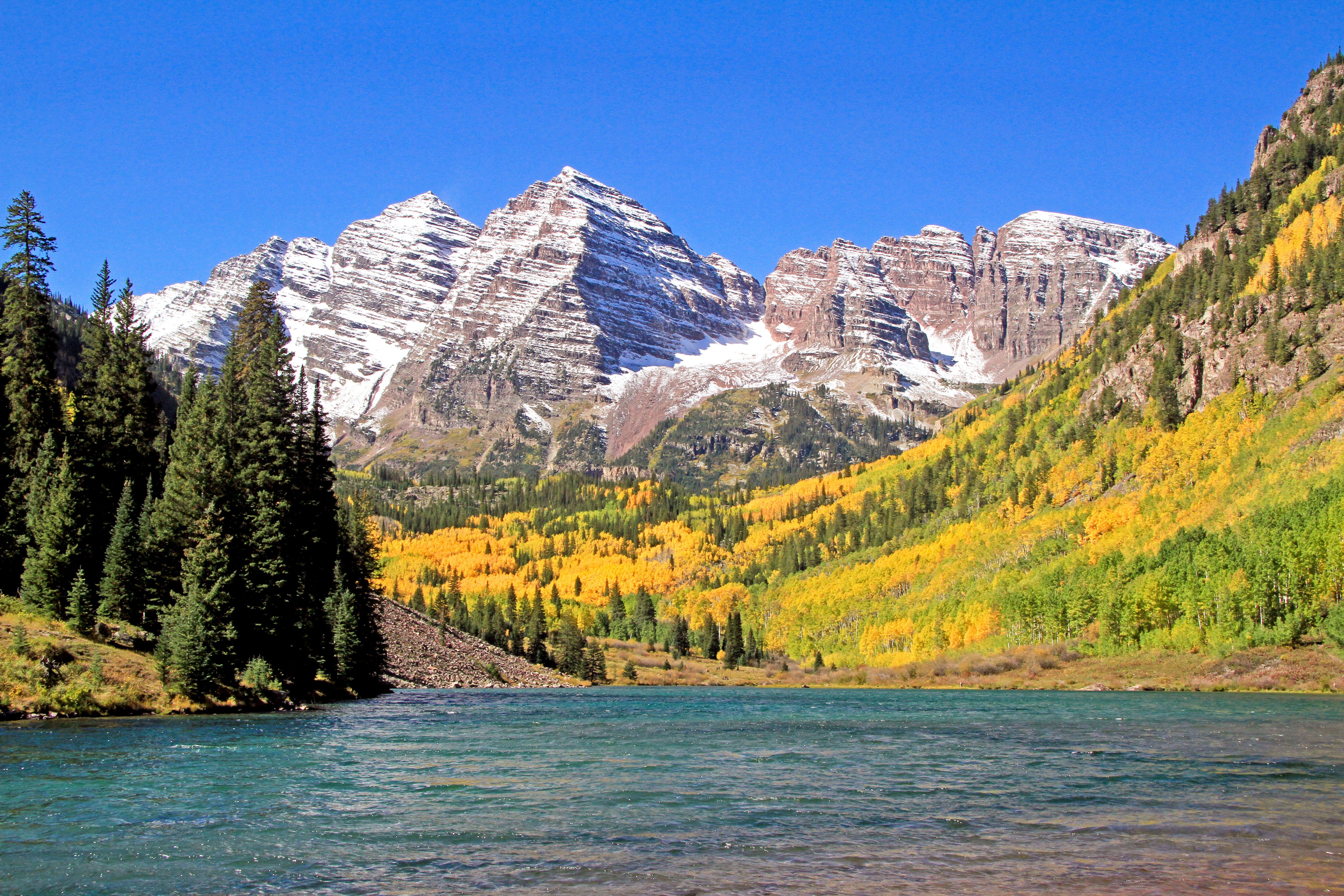 Die Maroon Bells in den Elk Mountains erstrahlen in HerbsttÃ¶nen