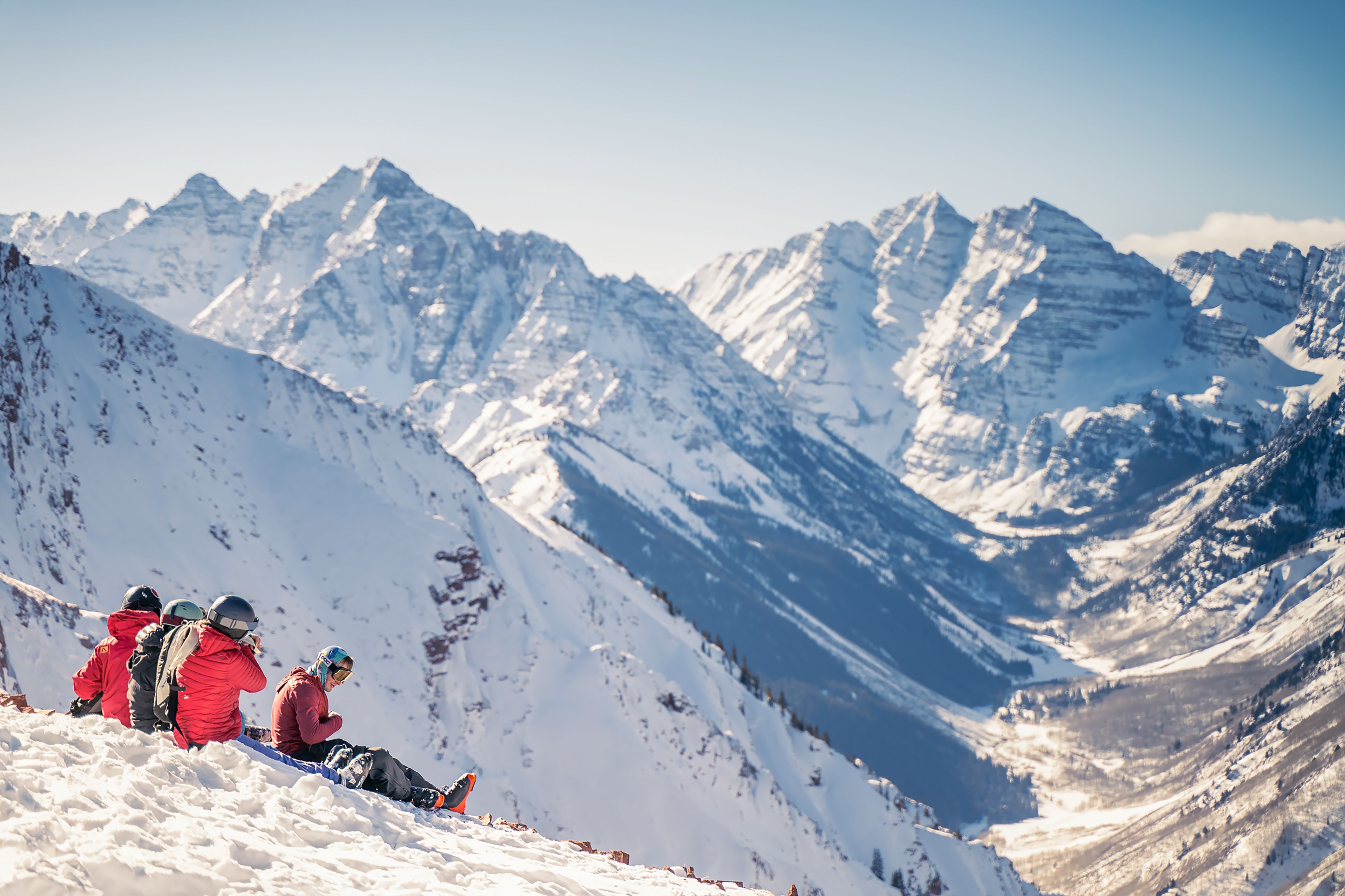 Skifahrer machen Pause am Gipfel