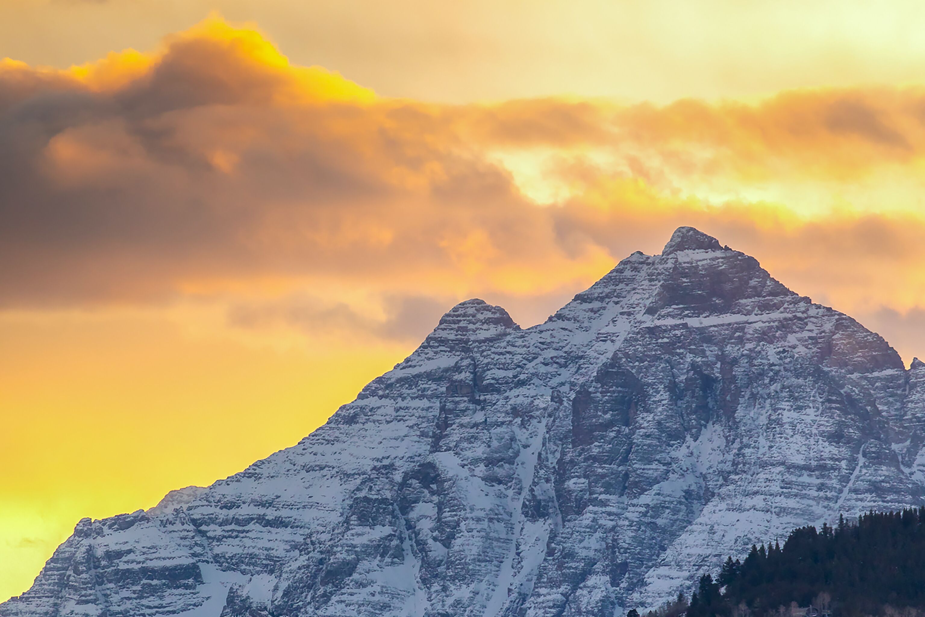 Leuchtender Sonnenuntergang über den Bergen Aspens
