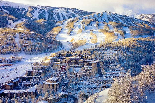 Goldenes Sonnenlicht über verschneiten Bergen Aspens Goldenes Sonnenlicht über verschneiten Bergen Aspens