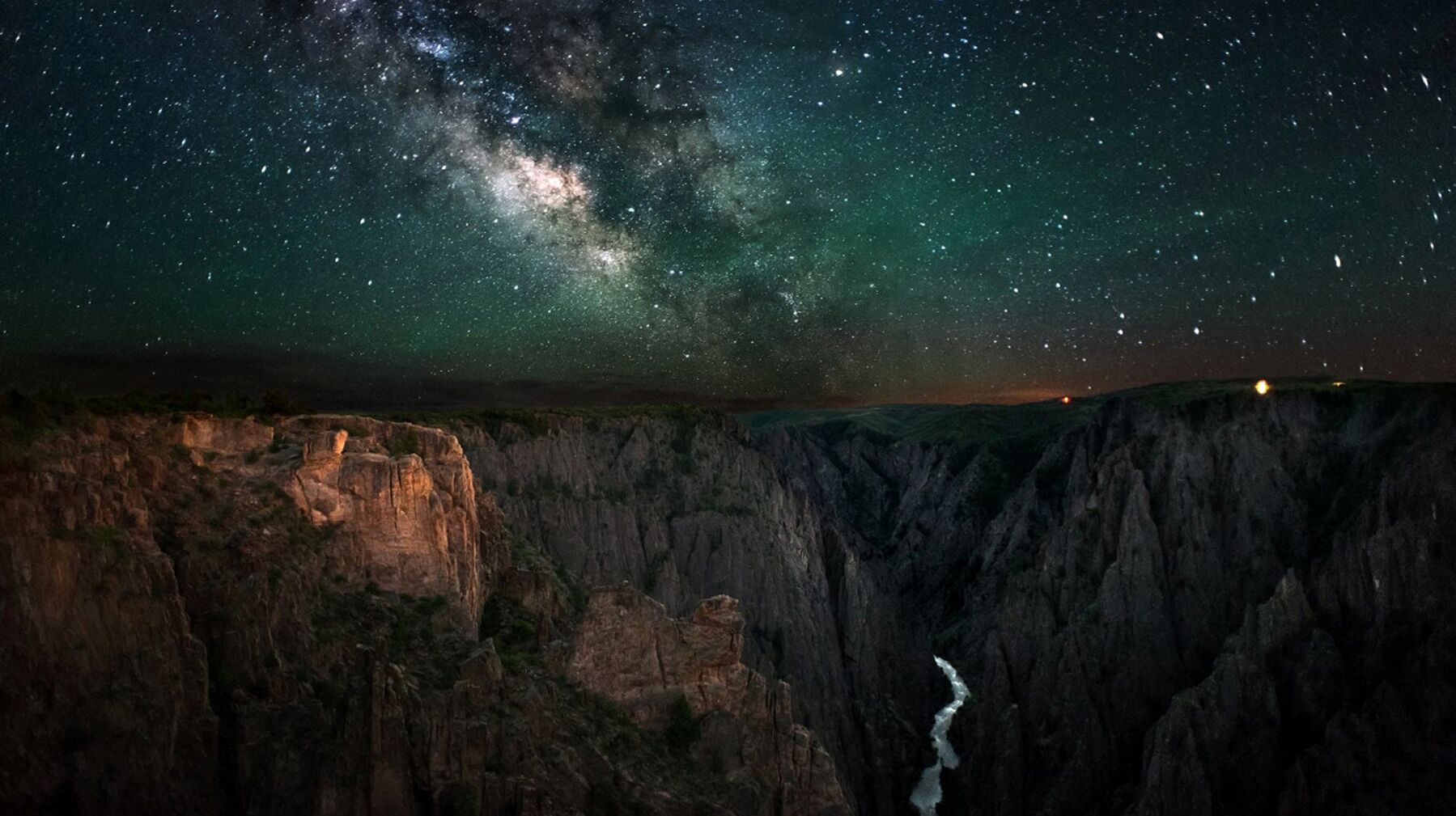 Der Sternenhimmel über dem Black Canyon of the Gunnison National Park Die Milchstraße und der Sternenhimmel über dem Black Canyon of the Gunnison National Park