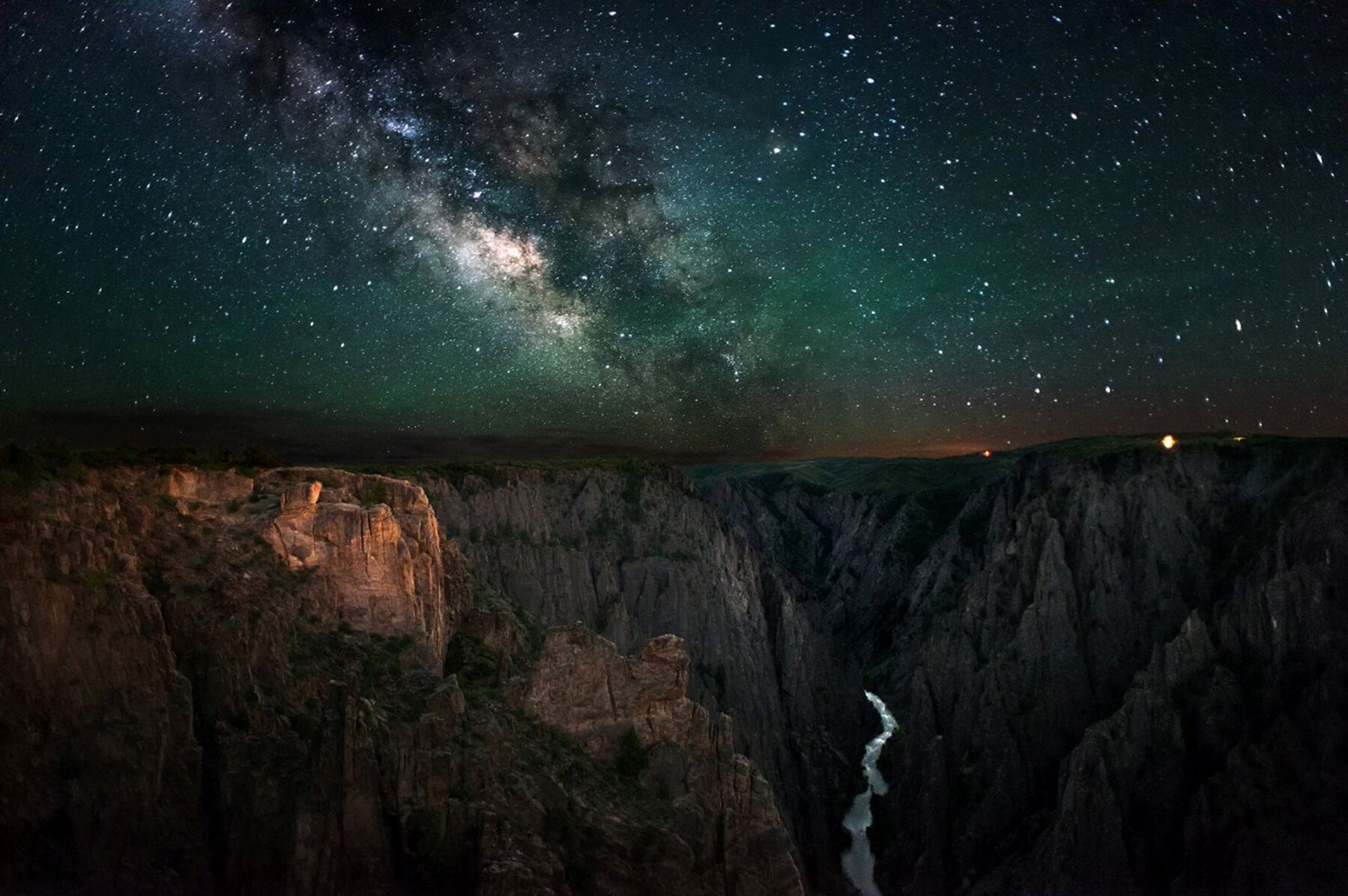 Die Milchstraße und der Sternenhimmel über dem Black Canyon of the Gunnison National Park 