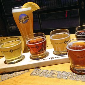 Eine Auswahl an Craft Beer in der Blue Moon Brewing Company