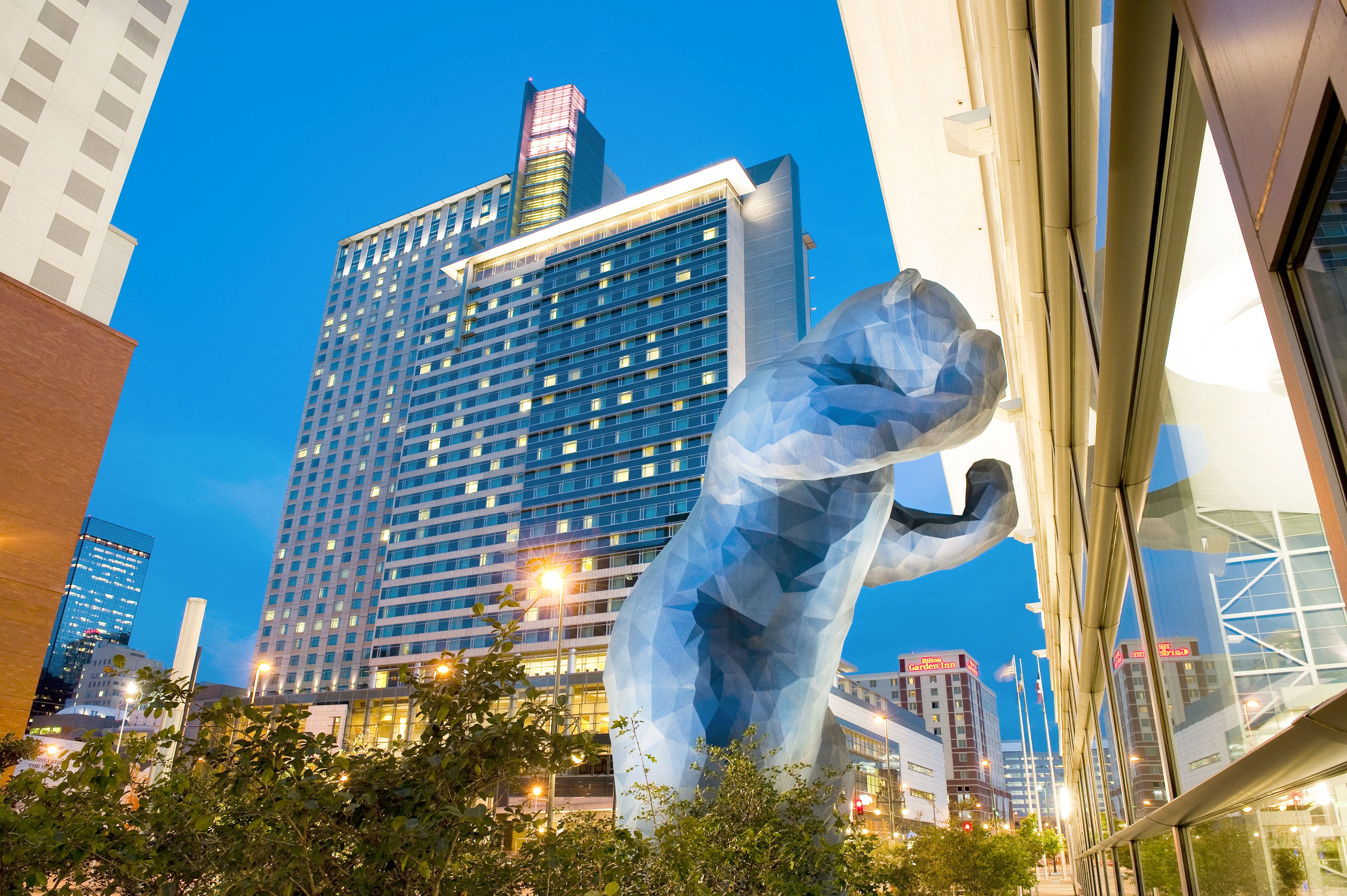 Der große blaue Bär von Lawrence Argent schaut ins Kongresszentrum von Denver