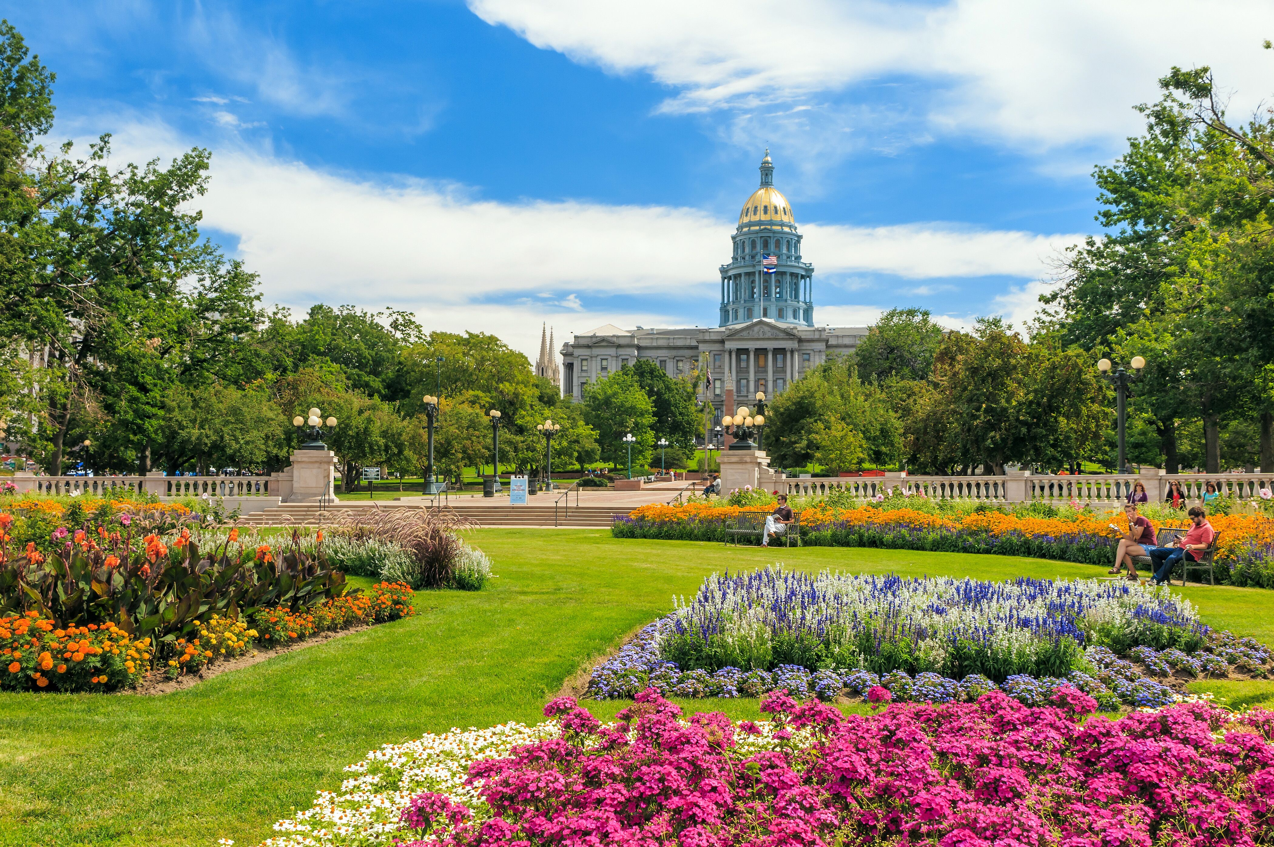 Farbenfrohe Blumen vor dem Colorado State Capitol Building in Denver
