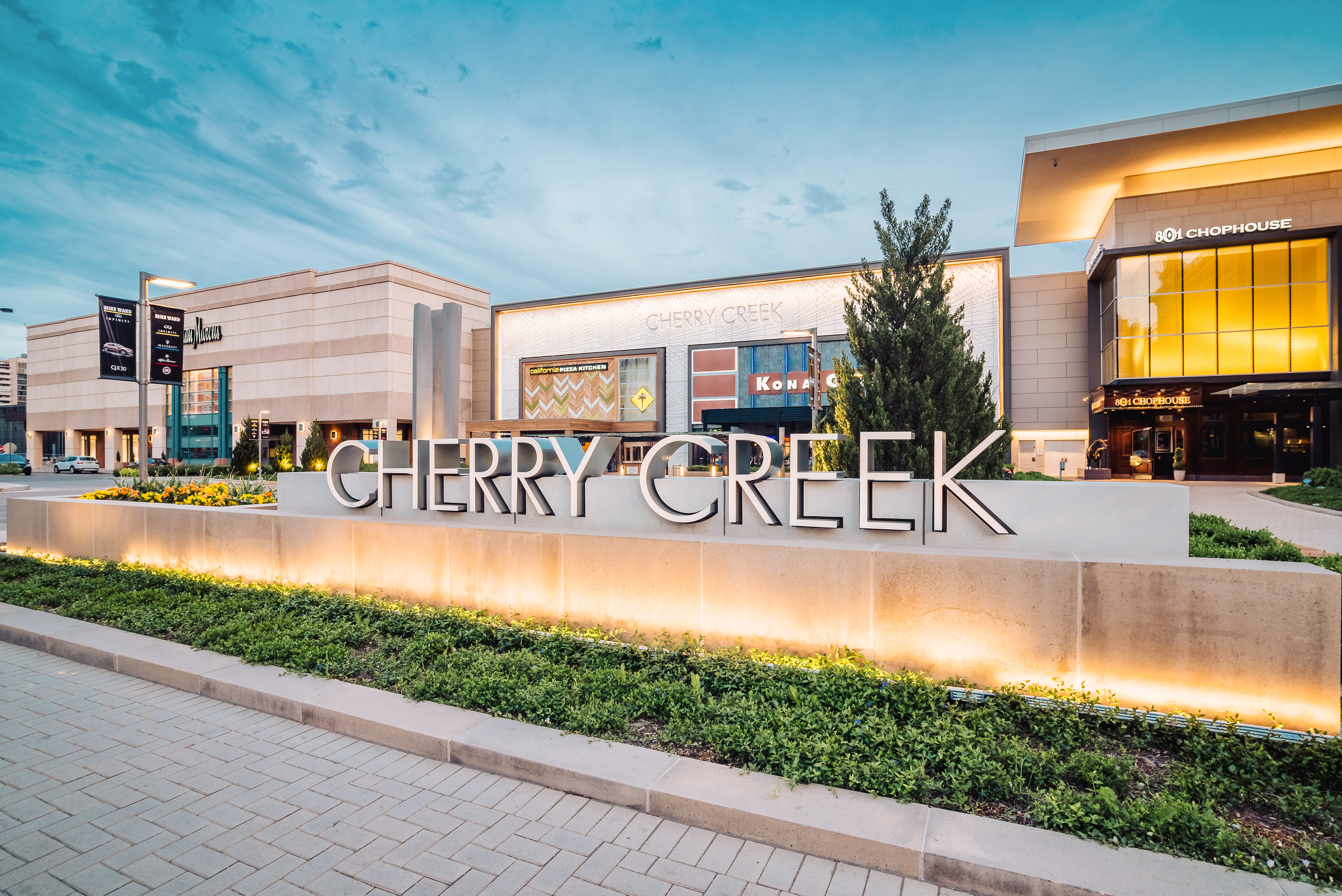 Außenaufnahme des modernen Cherry Creek Einkaufszentrums in Denver