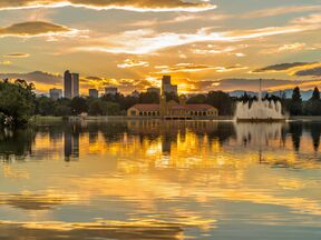 Goldener Sonnenuntergang am Ferril Lake in Denver, Colorado