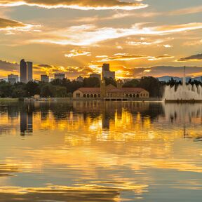 Goldener Sonnenuntergang am Ferril Lake in Denver, Colorado Goldener Sonnenuntergang am Ferril Lake in Denver, Colorado