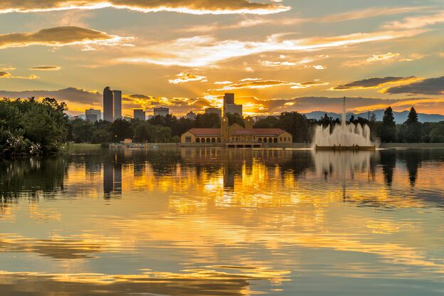 Goldener Sonnenuntergang am Ferril Lake in Denver, Colorado Goldener Sonnenuntergang am Ferril Lake in Denver, Colorado