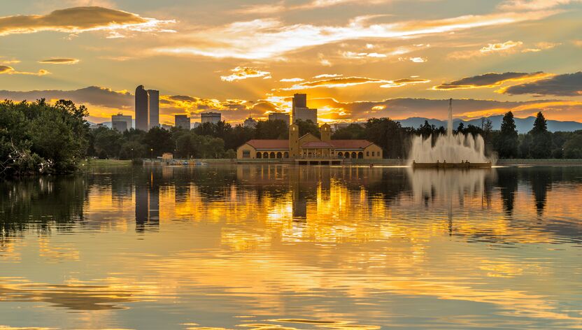 Goldener Sonnenuntergang am Ferril Lake in Denver, Colorado