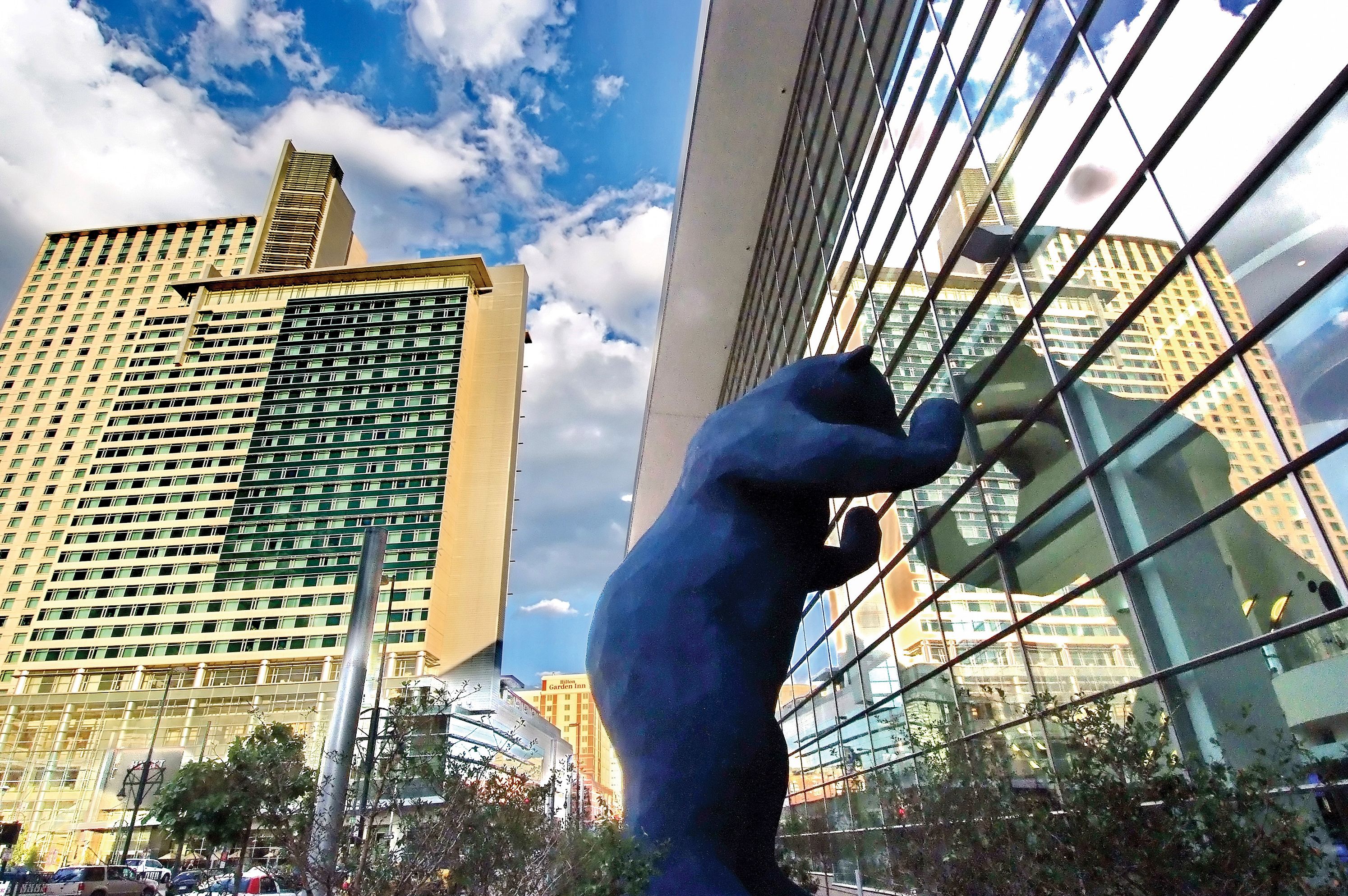 Big Blue Bear als beliebtes Fotomotiv am Colorado Convention Center