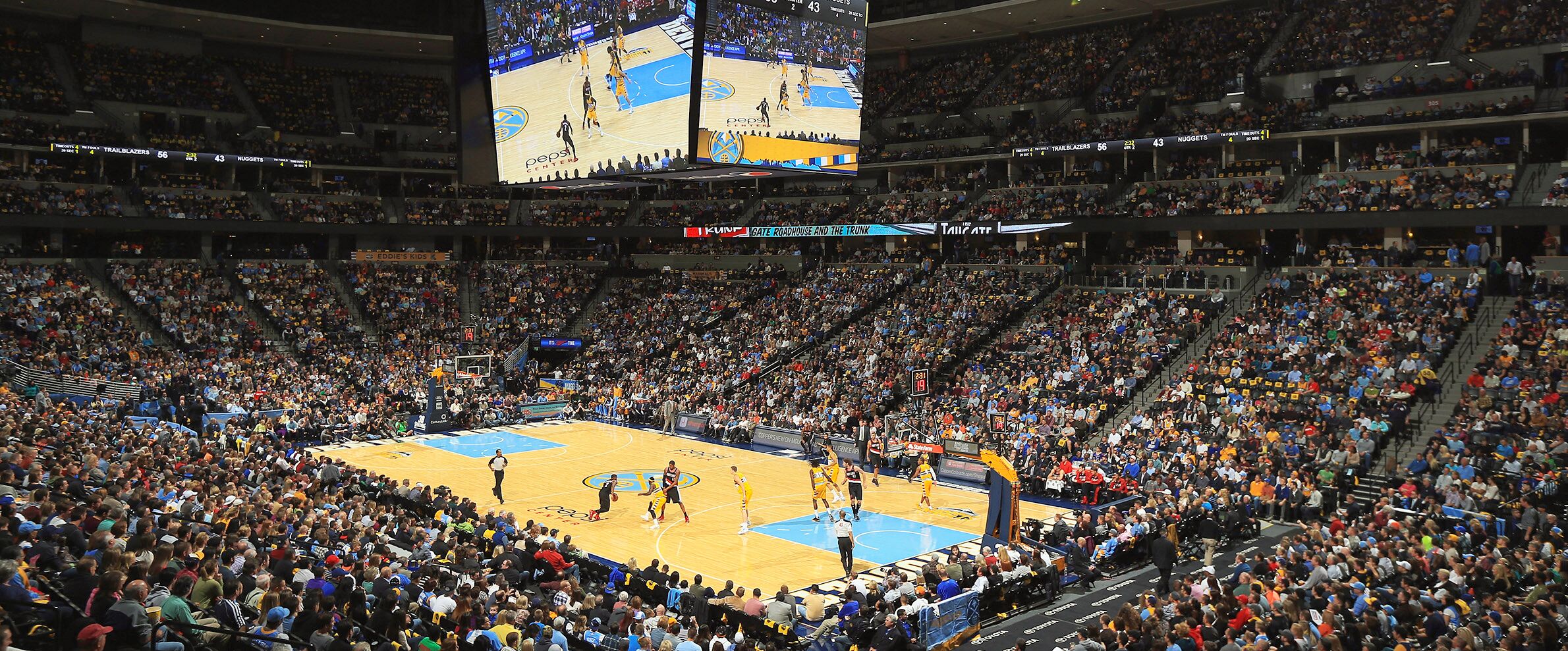 NBA Basketballlspiel der Denver Nuggets im Pepsi Center