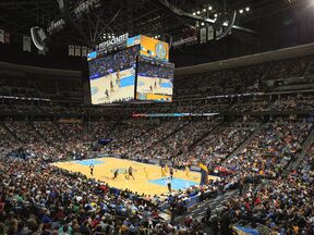 NBA Basketballlspiel der Denver Nuggets im Pepsi Center