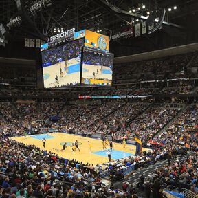 NBA Basketballlspiel der Denver Nuggets im Pepsi Center