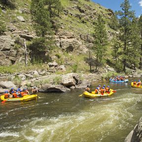 Rafting im Cache la Poudre River in der Stadt Fort Collins in Colorado