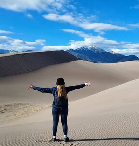 Frau im Great Sand Dunes Nationalpark