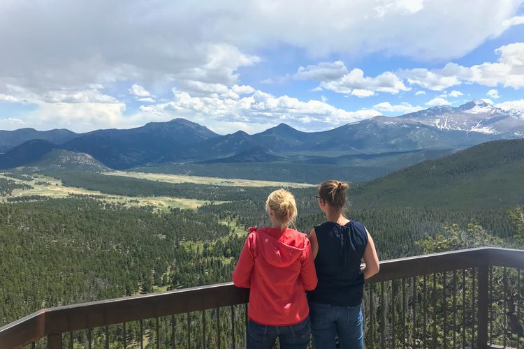 CANUSA Mitarbeiterinnen Anngret Rossol und Madlen Madaus auf einer Aussichtsplattform der Trail Ridge Road im Rocky-Mountain-Nationalpark in Colorado