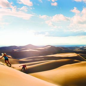 Sandboarding im Great Sand Dunes National Park; Colorado