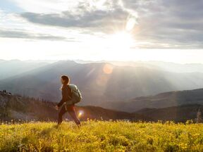 Wanderin in den Bergen von Idaho