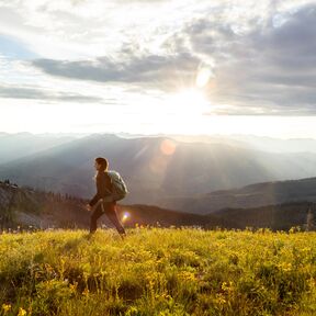 Wanderin in den Bergen von Idaho