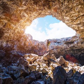 Ein Wanderer im Craters of the Moon National Monument im US-Bundesstaat Idaho