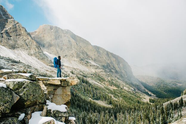 Ein Wanderer auf dem Kane Lake Trail in den Pioneer Mountains im US-Bundesstaat Idaho Ein Wanderer auf dem Kane Lake Trail in den Pioneer Mountains im US-Bundesstaat Idaho
